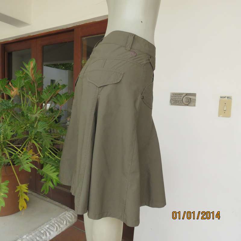 Fashion gored medium brown skirt in 100% cotton. Cute front pockets. Size 32 by RED.