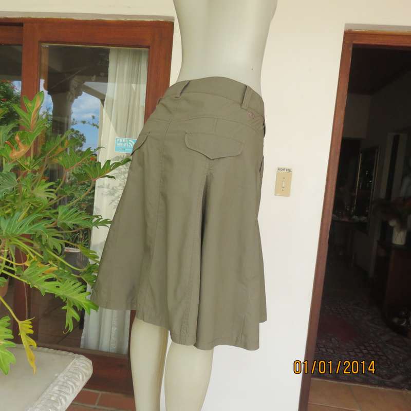 Fashion gored medium brown skirt in 100% cotton. Cute front pockets. Size 32 by RED.