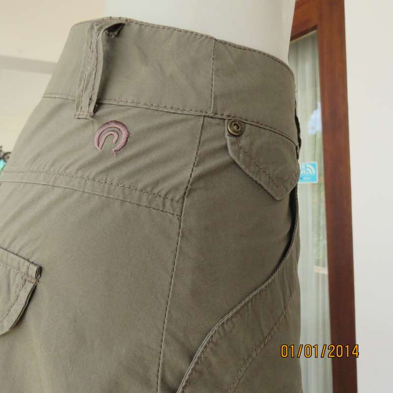 Fashion gored medium brown skirt in 100% cotton. Cute front pockets. Size 32 by RED.