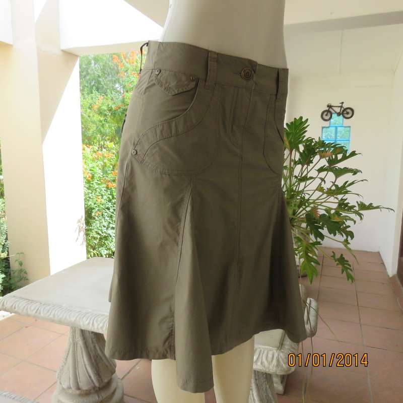 Fashion gored medium brown skirt in 100% cotton. Cute front pockets. Size 32 by RED.