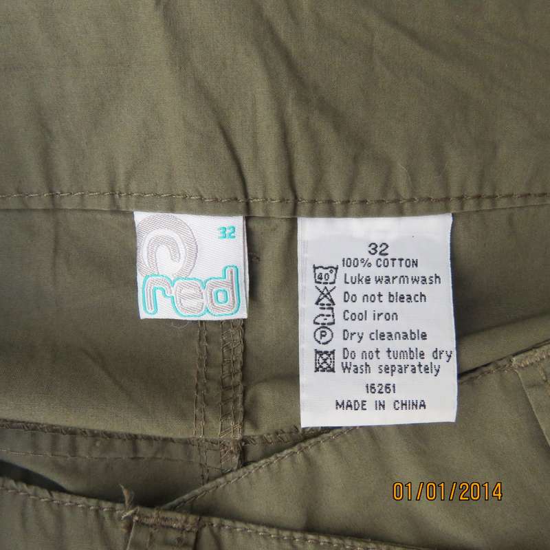 Fashion gored medium brown skirt in 100% cotton. Cute front pockets. Size 32 by RED.