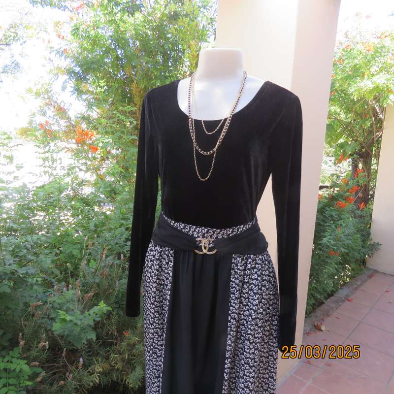 Black unique polycotton gathered skirt with black-white side front panels. Size 40