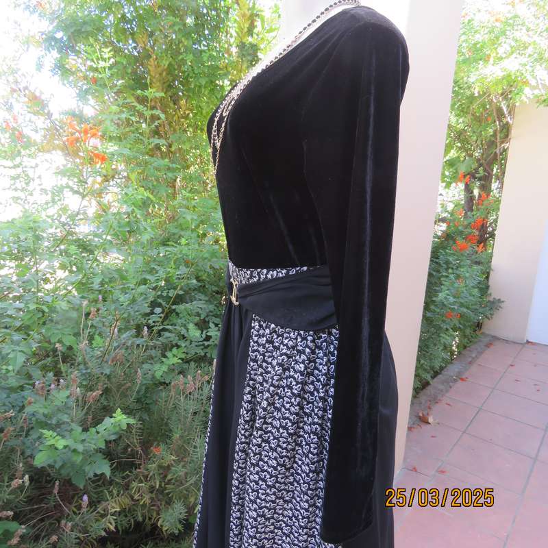 Black unique polycotton gathered skirt with black-white side front panels. Size 40
