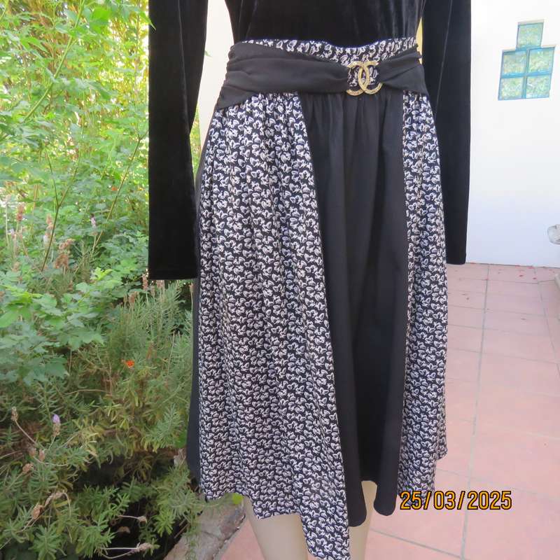 Black unique polycotton gathered skirt with black-white side front panels. Size 40