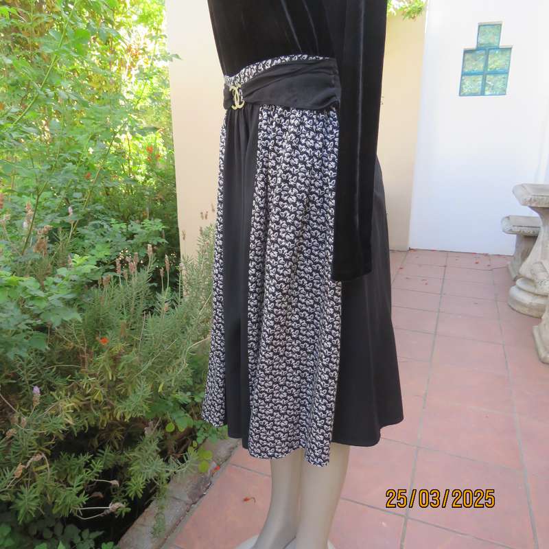 Black unique polycotton gathered skirt with black-white side front panels. Size 40