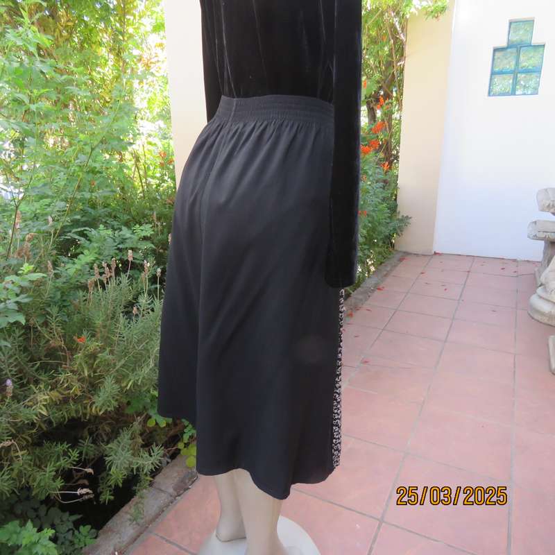 Black unique polycotton gathered skirt with black-white side front panels. Size 40