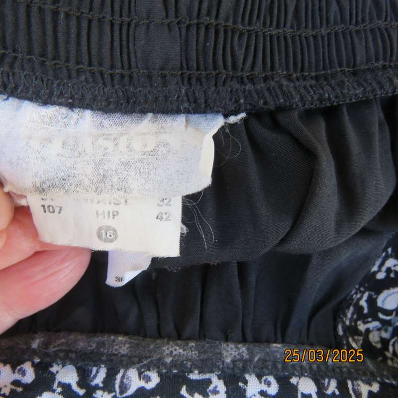Black unique polycotton gathered skirt with black-white side front panels. Size 40