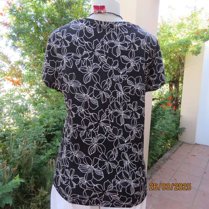 REAL basic black soft stretch polyester top with white lilies. Cut-on short sleeves. Size 36