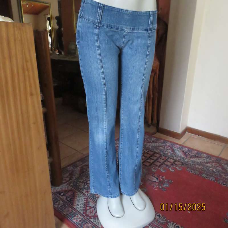Sexy blue denim RT jeans in stretch cotton. Back pockets.Side zip. Size 33. Straight legs.