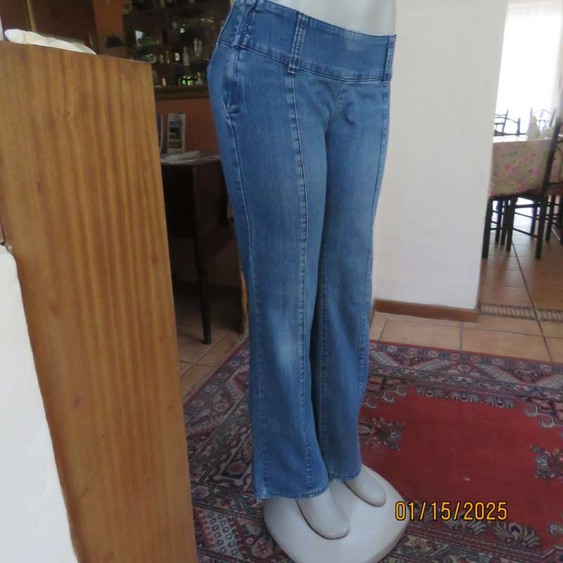 Sexy blue denim RT jeans in stretch cotton. Back pockets.Side zip. Size 33. Straight legs.