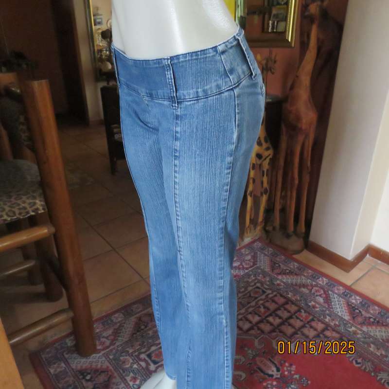 Sexy blue denim RT jeans in stretch cotton. Back pockets.Side zip. Size 33. Straight legs.