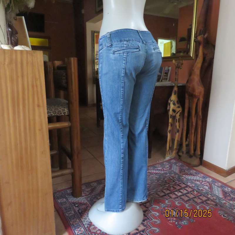 Sexy blue denim RT jeans in stretch cotton. Back pockets.Side zip. Size 33. Straight legs.