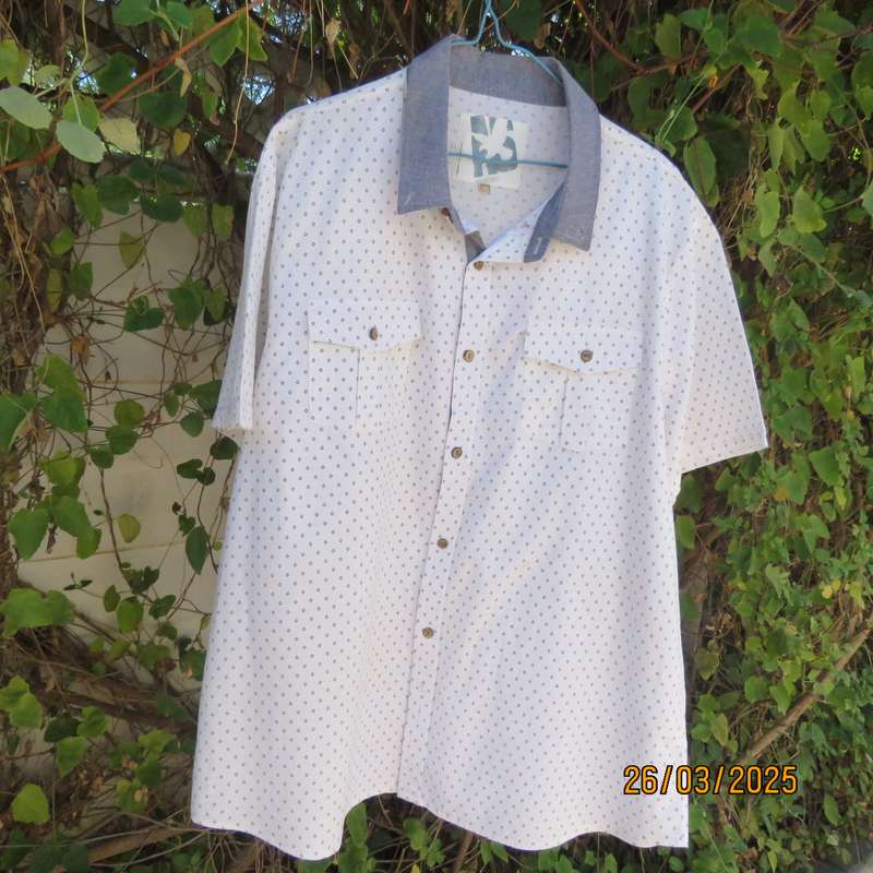 AEROSPACE men's short sleeve size Large white cotton shirt - tiny black squares. Denim collar