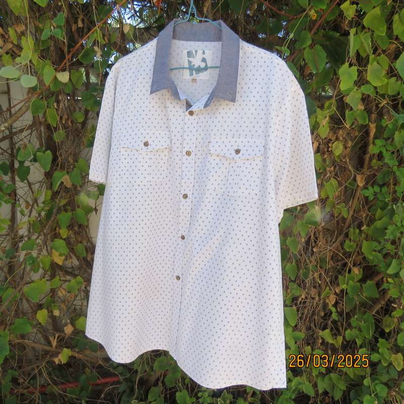 AEROSPACE men's short sleeve size Large white cotton shirt - tiny black squares. Denim collar