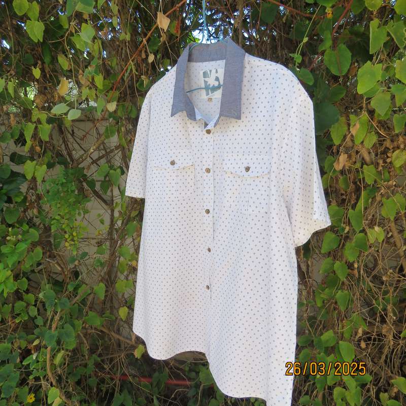 AEROSPACE men's short sleeve size Large white cotton shirt - tiny black squares. Denim collar