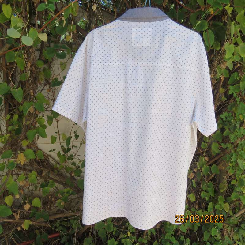 AEROSPACE men's short sleeve size Large white cotton shirt - tiny black squares. Denim collar