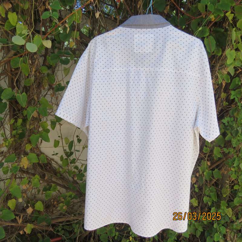 AEROSPACE men's short sleeve size Large white cotton shirt - tiny black squares. Denim collar