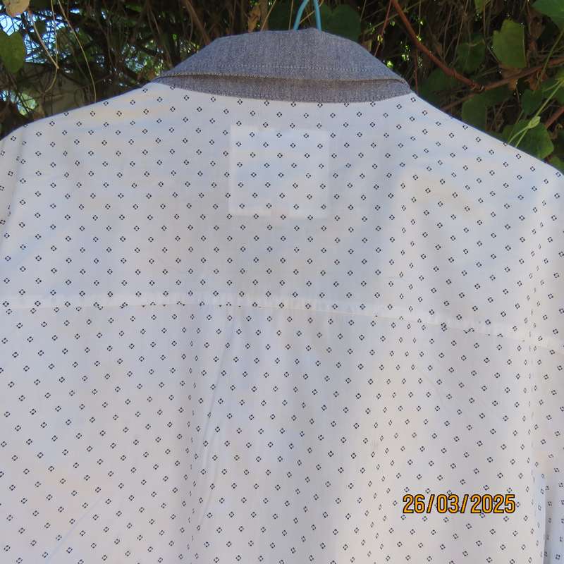 AEROSPACE men's short sleeve size Large white cotton shirt - tiny black squares. Denim collar