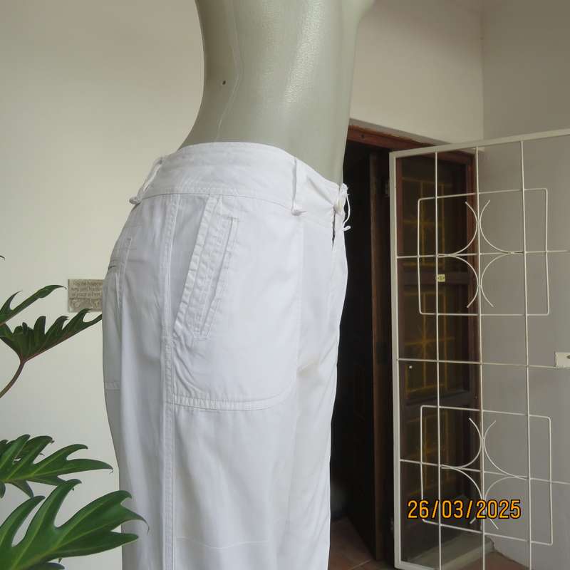 WOOLWORTHS snow white 100% cotton casual size 36 pants. Pockets back-front.