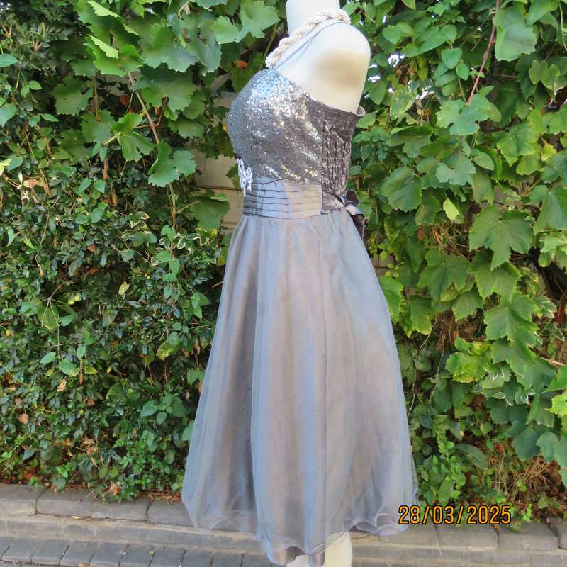 GERANO silvergrey evening dress with sequin bust area. Wide tulle bottom Size 40
