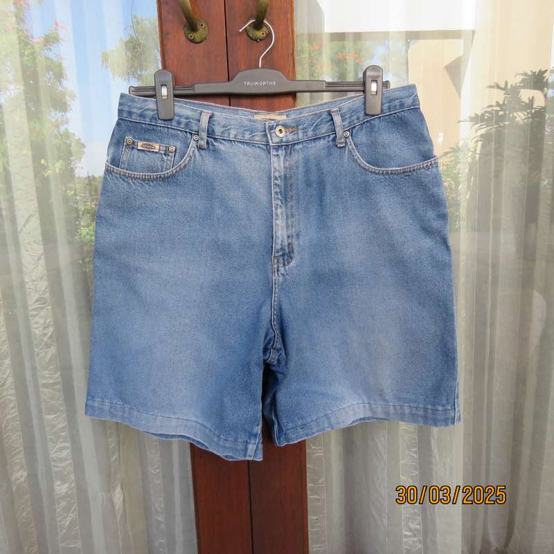 Men's blue 100% cotton denim jean shorts size 36. Yoked back with pockets.