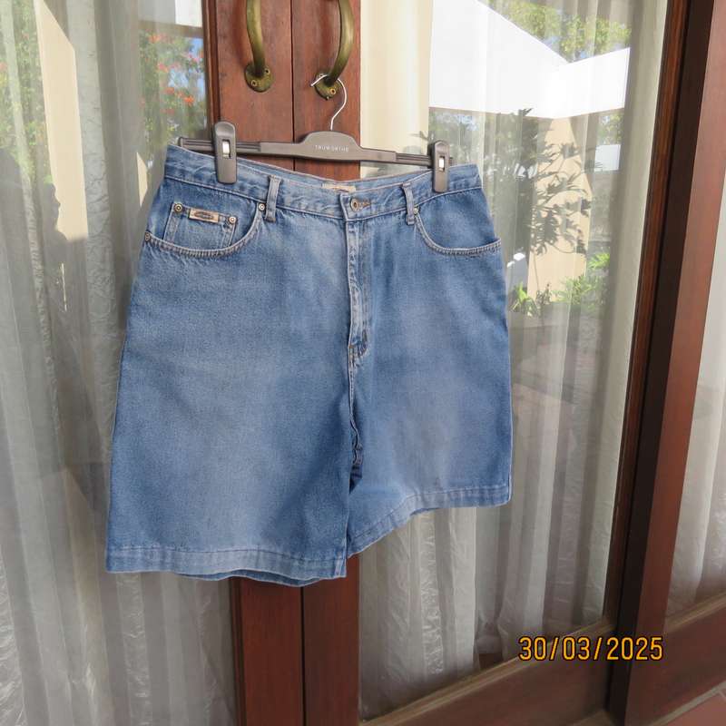 Men's blue 100% cotton denim jean shorts size 36. Yoked back with pockets.