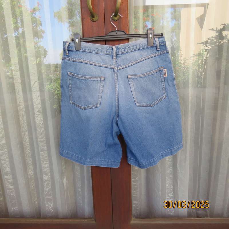 Men's blue 100% cotton denim jean shorts size 36. Yoked back with pockets.