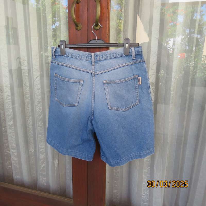 Men's blue 100% cotton denim jean shorts size 36. Yoked back with pockets.