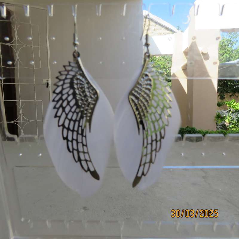 Stunning silvery long new earrings with 7cm long white feathers.