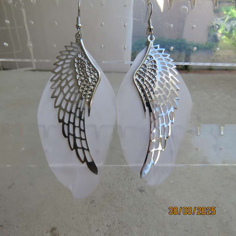Stunning silvery long new earrings with 7cm long white feathers.
