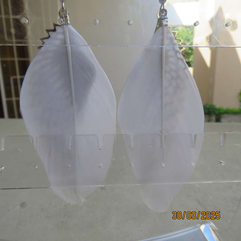 Stunning silvery long new earrings with 7cm long white feathers.