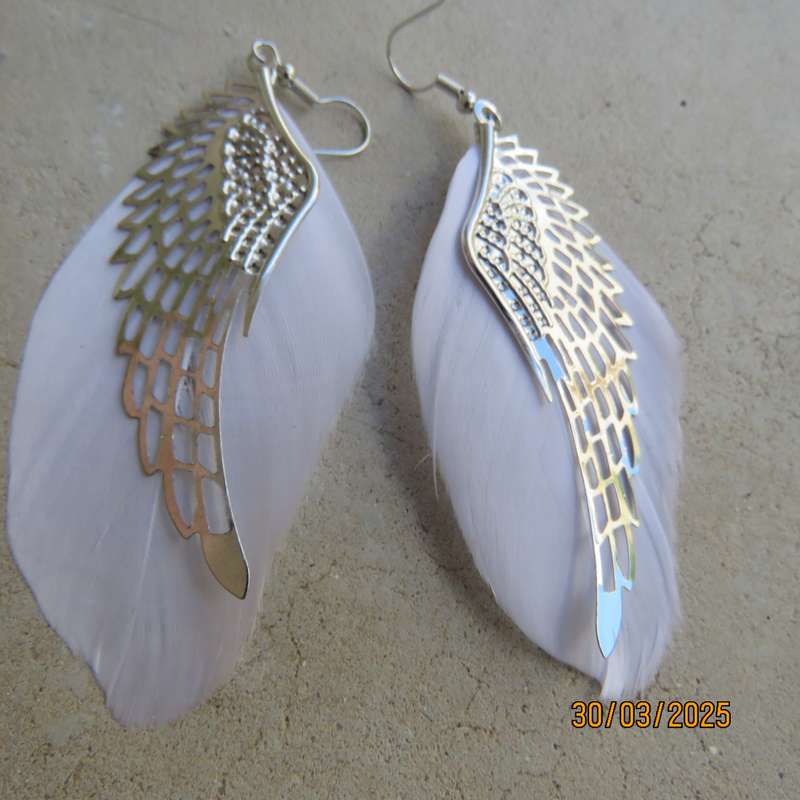 Stunning silvery long new earrings with 7cm long white feathers.