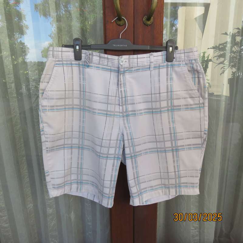 Men's fashion shorts in white polycotton with grey-blue check pattern. Size 38.