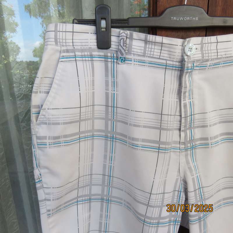 Men's fashion shorts in white polycotton with grey-blue check pattern. Size 38.