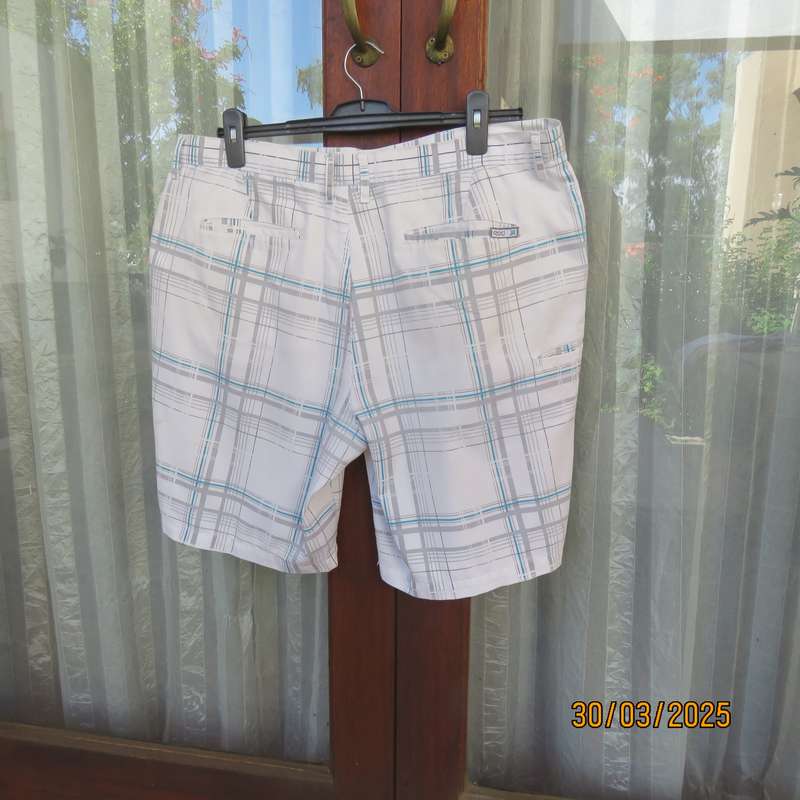 Men's fashion shorts in white polycotton with grey-blue check pattern. Size 38.