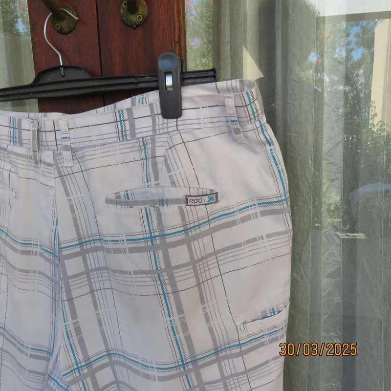 Men's fashion shorts in white polycotton with grey-blue check pattern. Size 38.