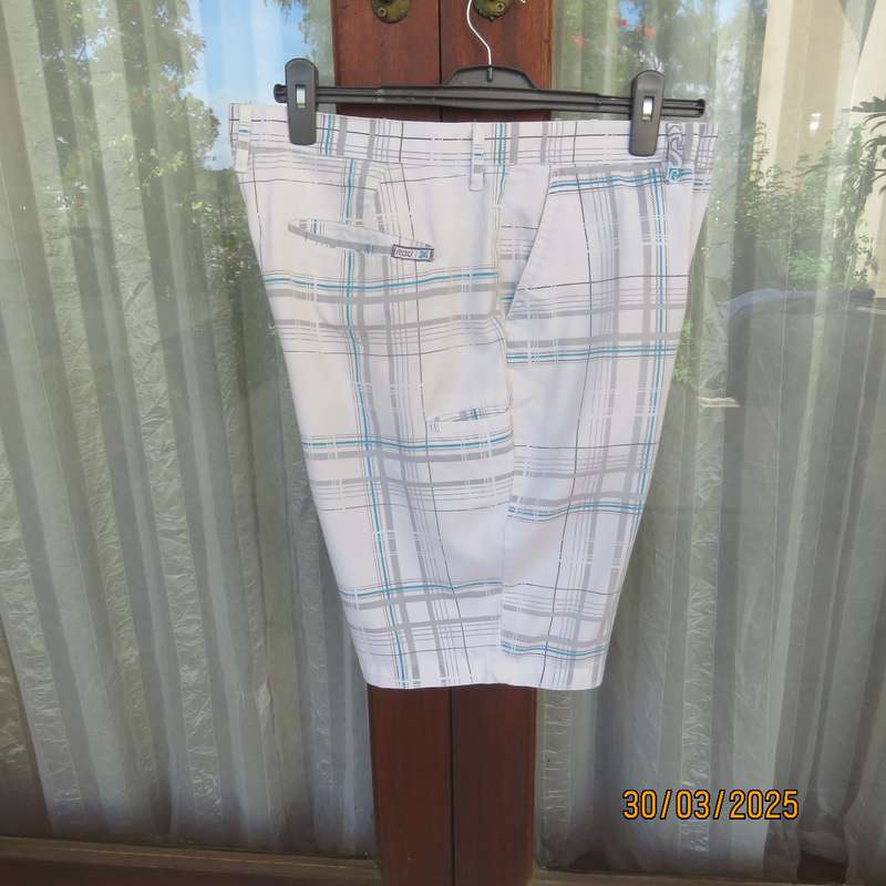 Men's fashion shorts in white polycotton with grey-blue check pattern. Size 38.