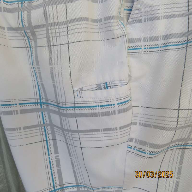 Men's fashion shorts in white polycotton with grey-blue check pattern. Size 38.