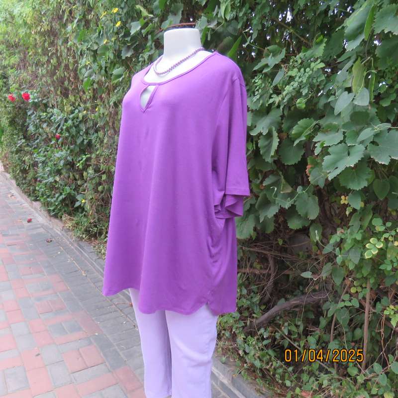 Purple slip over poly-viscose stretch short sleeve top. Size 46 to 46. With peephole.
