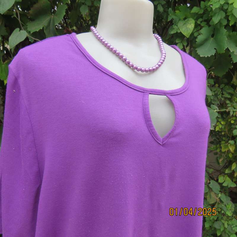 Purple slip over poly-viscose stretch short sleeve top. Size 46 to 46. With peephole.