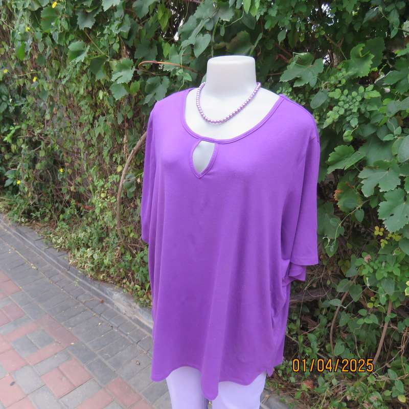 Purple slip over poly-viscose stretch short sleeve top. Size 46 to 46. With peephole.