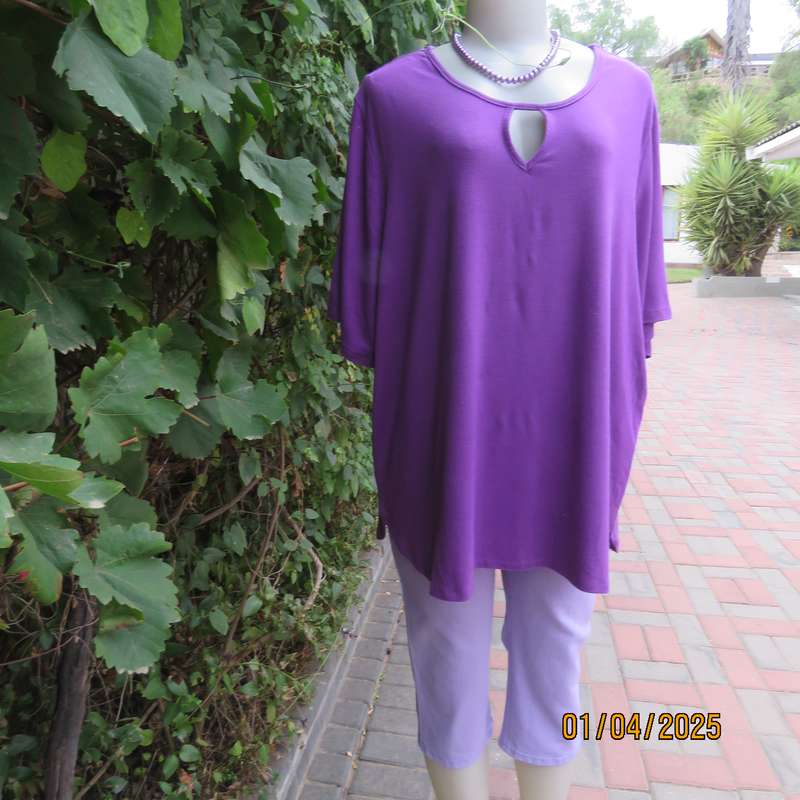 Purple slip over poly-viscose stretch short sleeve top. Size 46 to 46. With peephole.