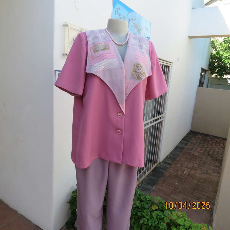 Boutique made salmon pink short sleeve jacket. Patterned collar. Size 44. As new