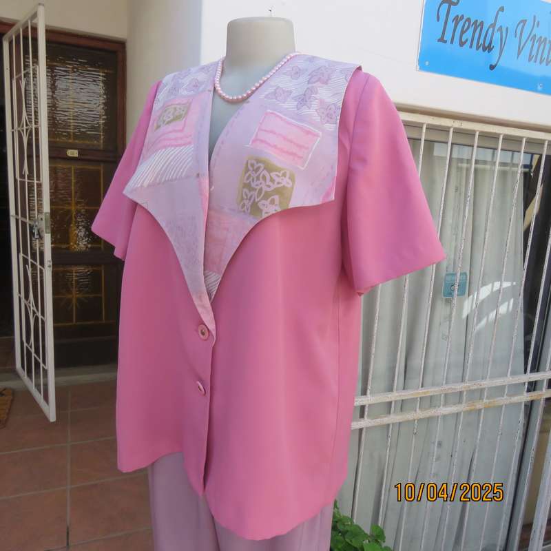 Boutique made salmon pink short sleeve jacket. Patterned collar. Size 44. As new