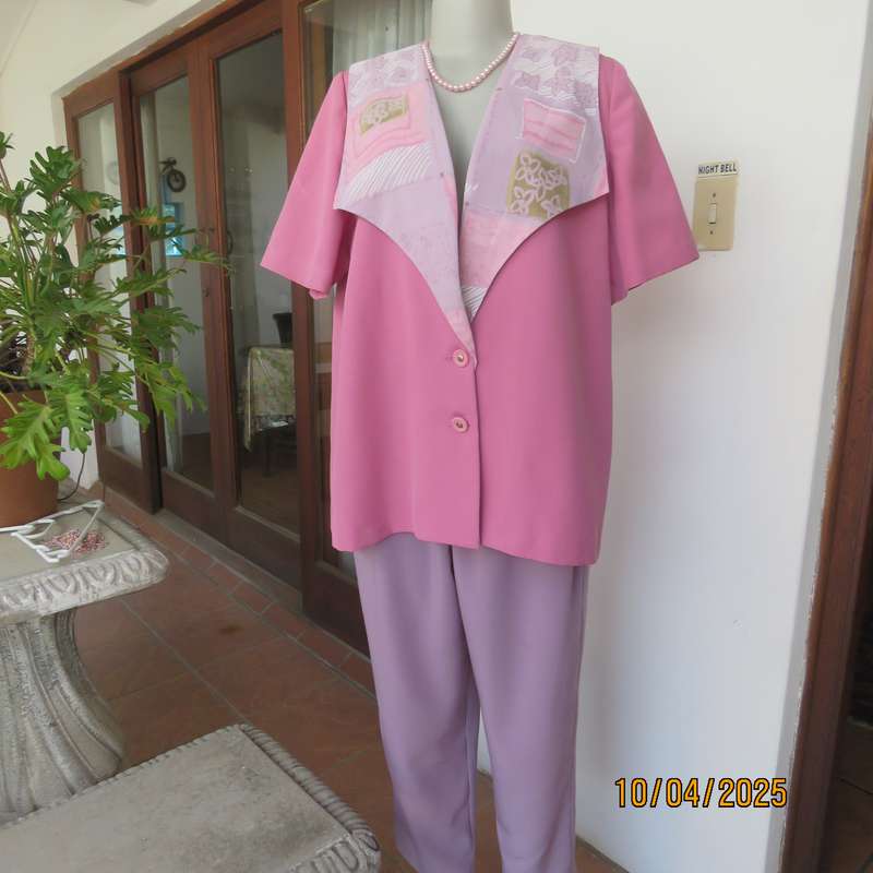 Boutique made salmon pink short sleeve jacket. Patterned collar. Size 44. As new