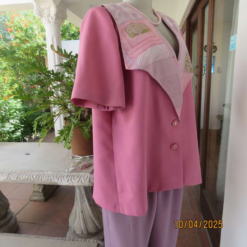 Boutique made salmon pink short sleeve jacket. Patterned collar. Size 44. As new