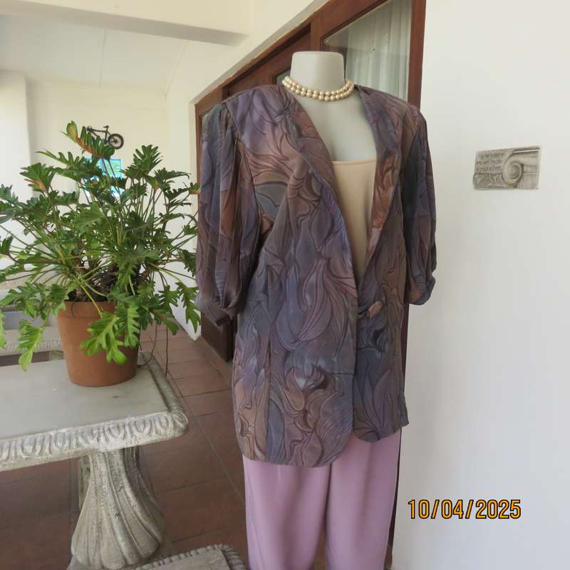 Boutique made tailored jacket size 37. Short pleated sleeves. One button closure.
