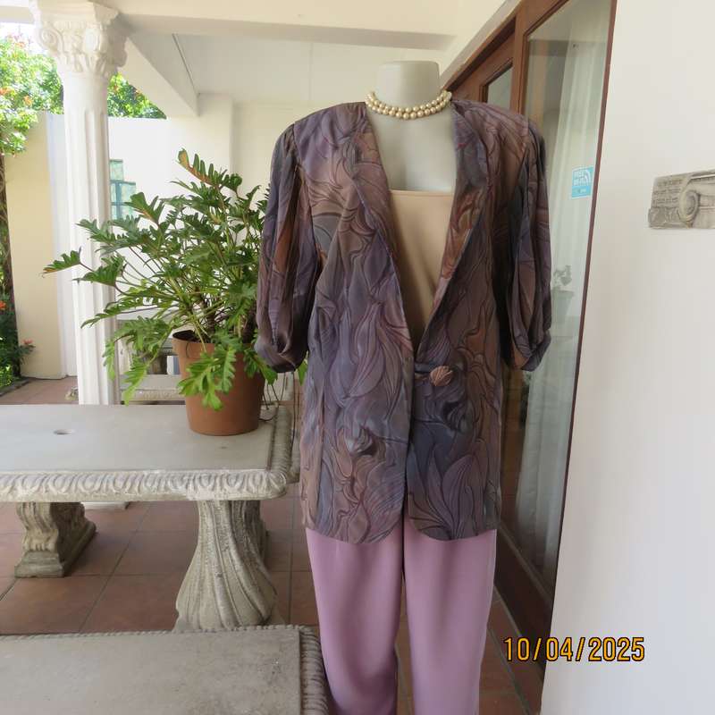 Boutique made tailored jacket size 37. Short pleated sleeves. One button closure.