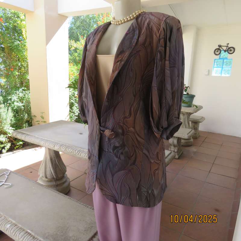 Boutique made tailored jacket size 37. Short pleated sleeves. One button closure.