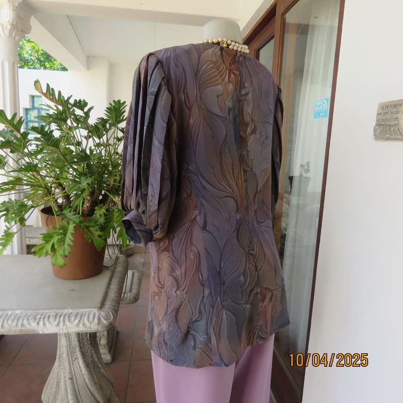 Boutique made tailored jacket size 37. Short pleated sleeves. One button closure.